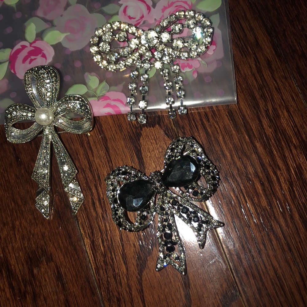 Holiday edition bow-tie brooches!🎁